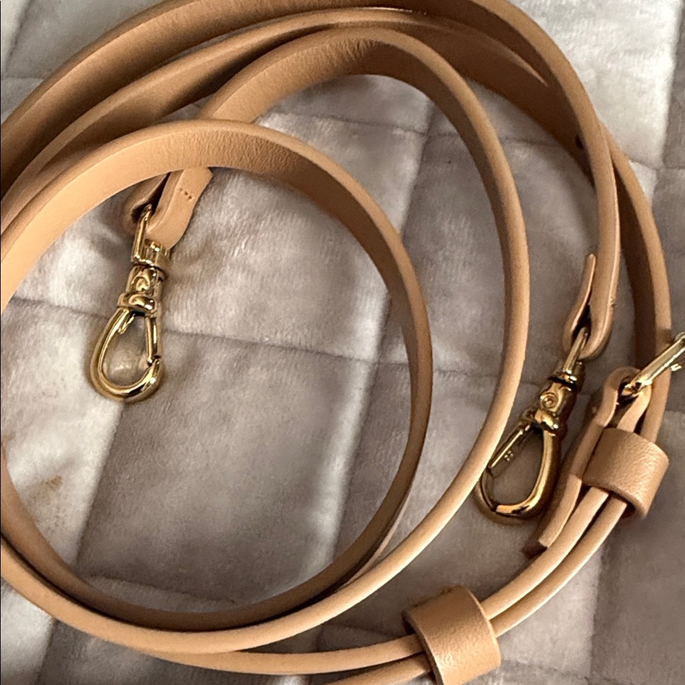 Bandolier - Donna - Tan/Gold Leather Crossbody Phone Case with Strap - Picture 5 of 5